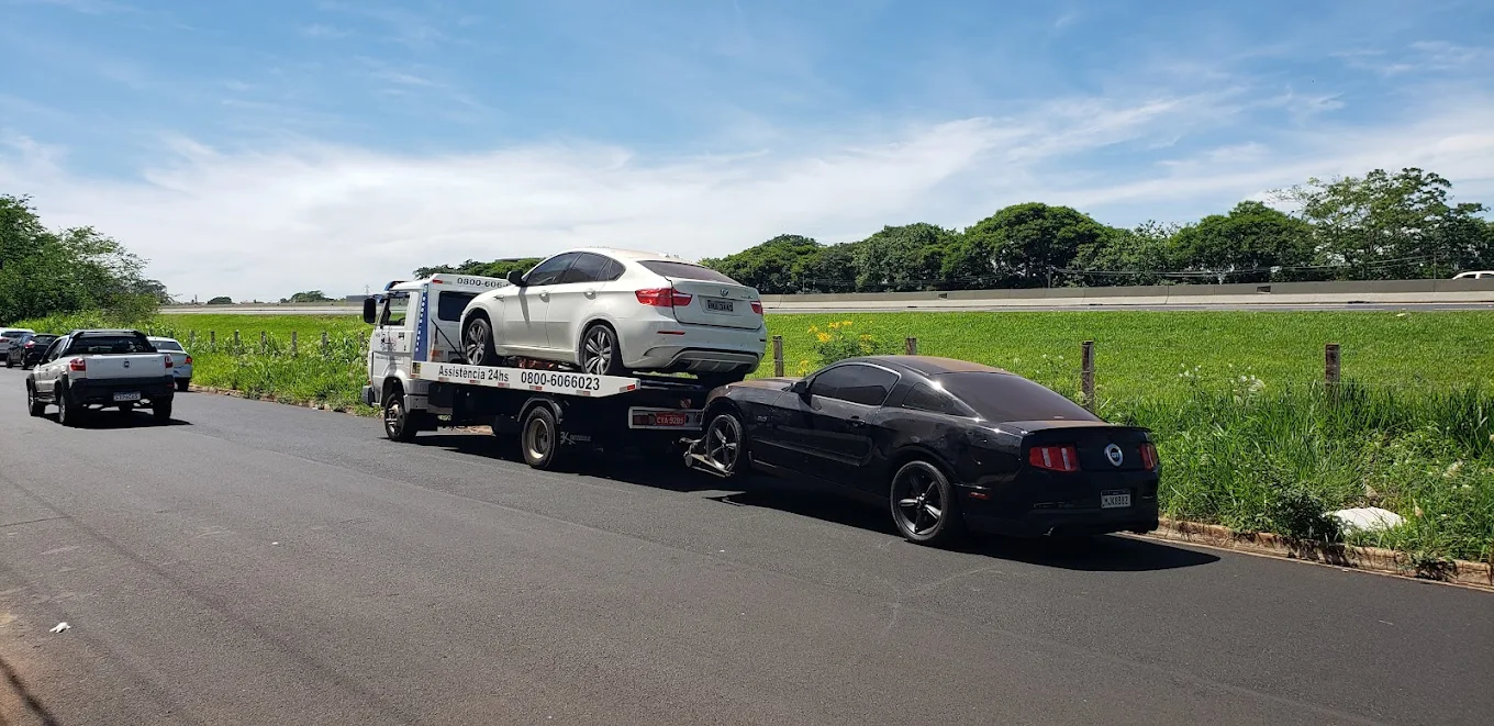 Serviço de guincho em rodovia